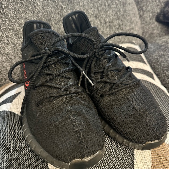 Men’s size 10 Adidas Yeezy Sneakers SPLY-350 Boost V2 Black and Red - Picture 8 of 13